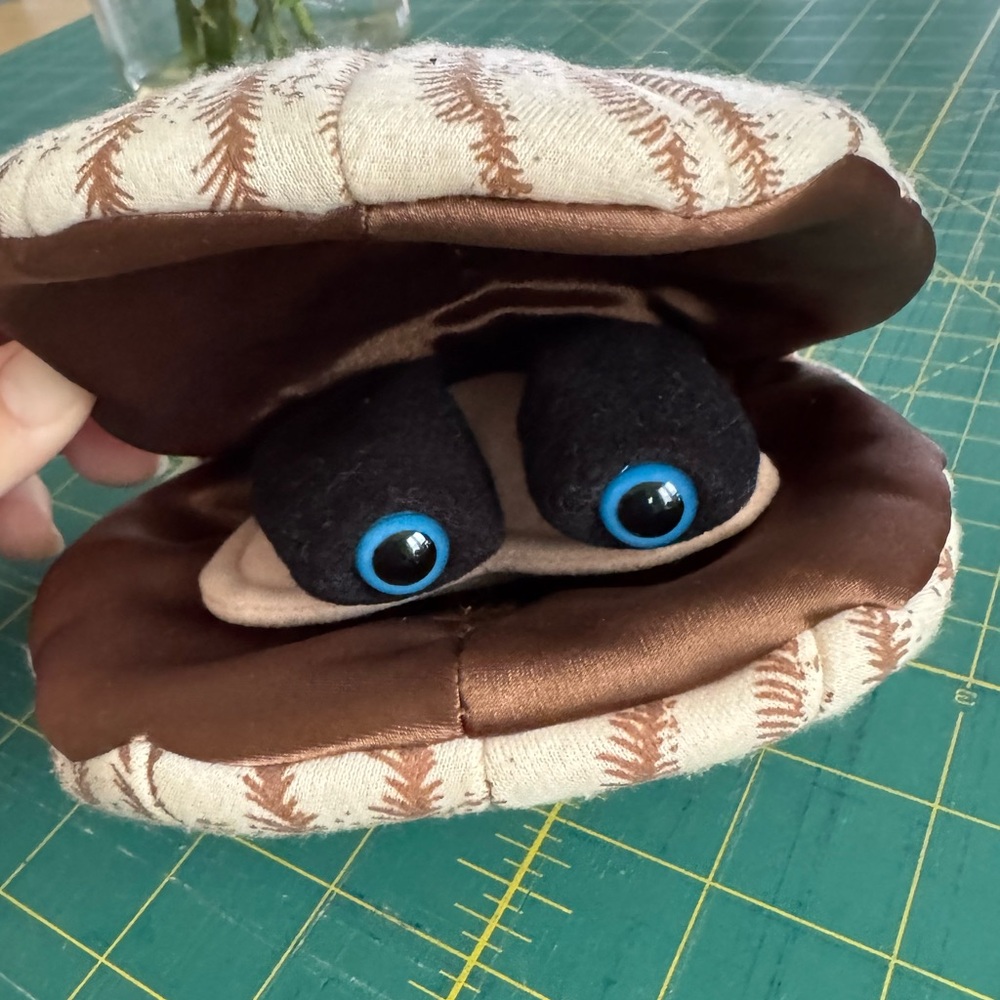 Plush Clam Puppet Toy with Blue Eyes